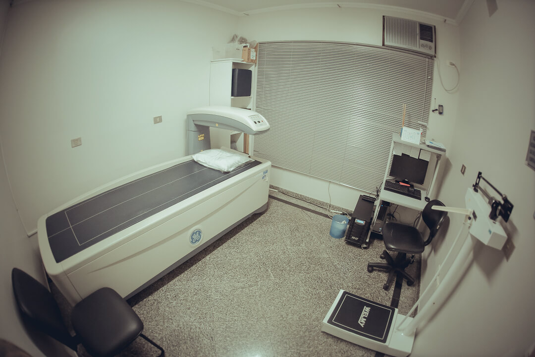 Uma imagem de uma sala do consultório com maquinários para exame