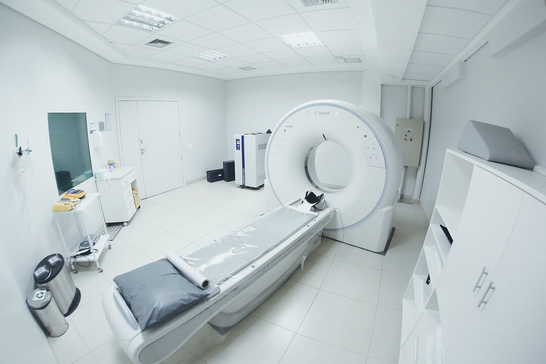 Uma imagem de uma sala do consultório com maquinários para exame