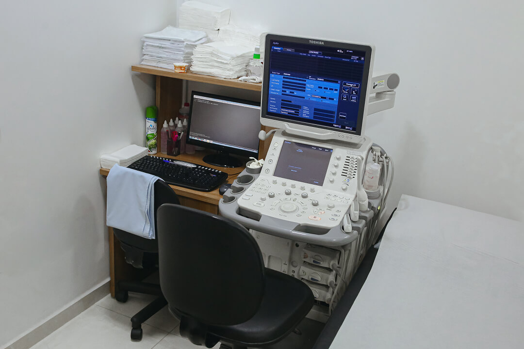 Uma imagem de uma sala do consultório com maquinários para exame
